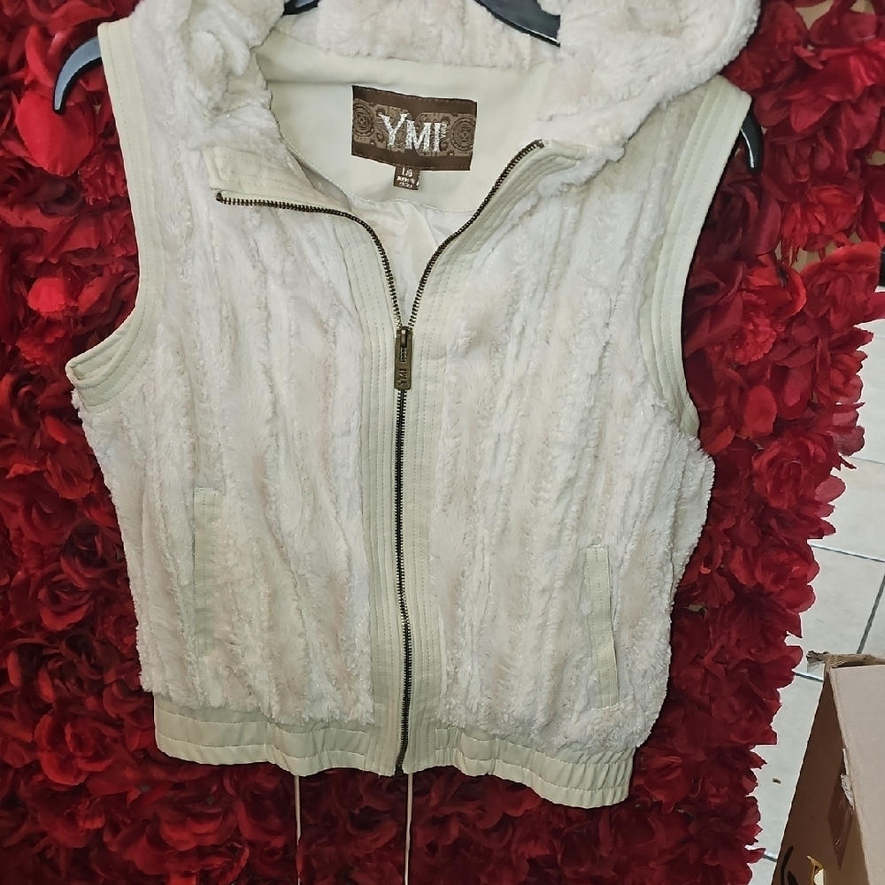 YMI Women's Off-White Hooded Furry Faux Leather Detail Vest Size Large LIKE NEW